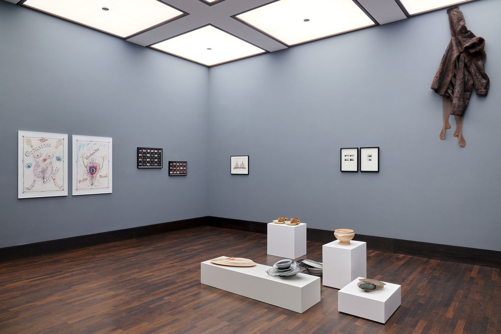 Renate Bertlmann und Yasmina Assbane – Im Kontext von MOTHER (Ausstellungsansicht Galerie Gisela Clement, Bonn), Foto: Mareike Tocha